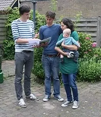 Gezin staat in de tuin met een expert van Vogelbeschermingshop voor een persoonlijk tuinadvies