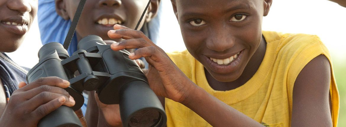 Kinderen uit een ontwikkelingsland met een verrekijker