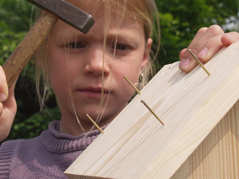 Kind zet nestkast in elkaar
